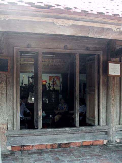 Cửa của ngôi nhà là cửa bướm