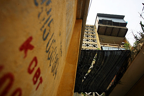 "Chuồng cọp" được dựng lên nhằm tăng diện tích cho những căn nhà tập thể nhỏ bé.