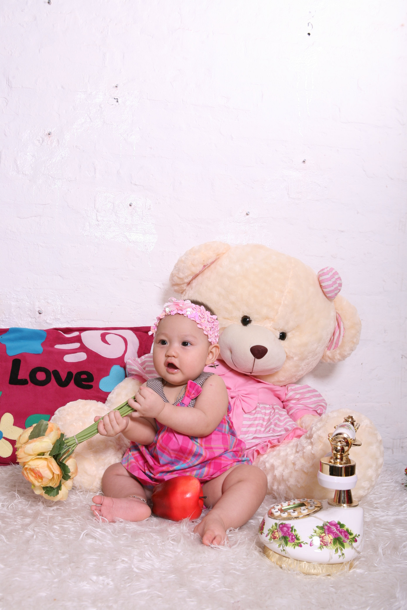 Mới mấy tháng trước thôi, Teddy trông y hệt một cu cậu ấy! Bây giờ thì Teddy cũng váy, cũng kẹp tóc, cũng "sexy" như ai!