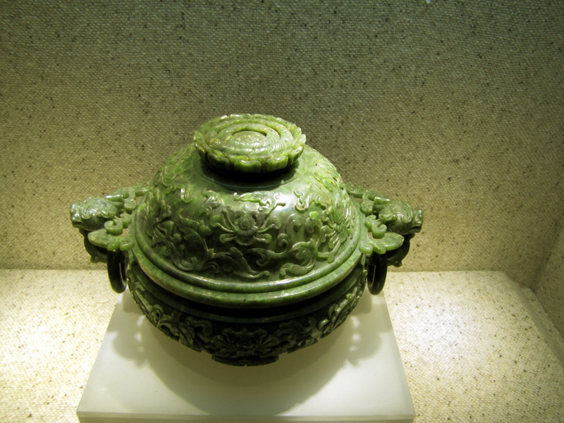 Chiếc đỉnh làm bằng ngọc xanh xám sẫm, thời Nguyễn, đồ Cung đình Huế