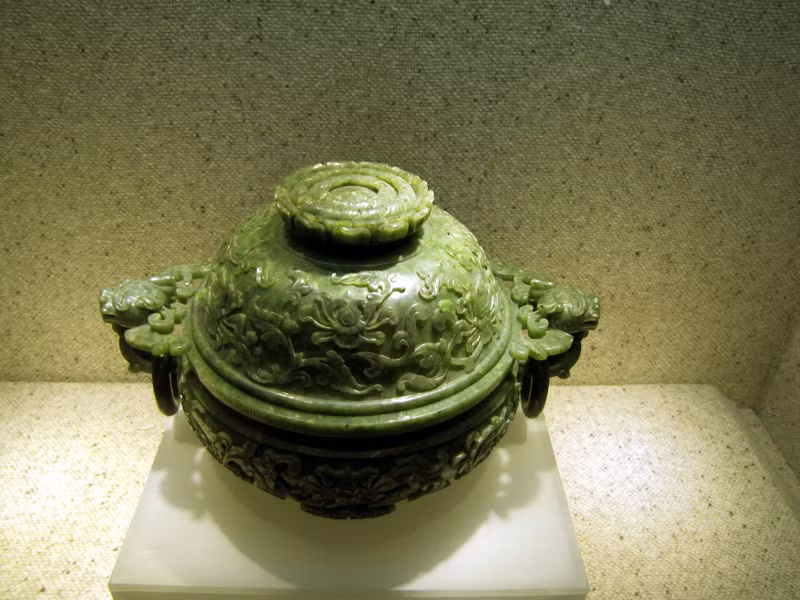 Chiếc đỉnh làm bằng ngọc xanh xám sẫm, thời Nguyễn, đồ Cung đình Huế