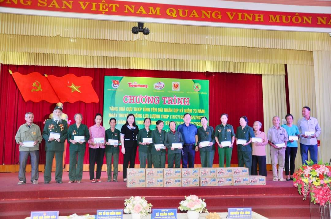 Lãnh đạo tỉnh Yên Bái và Báo Tiền Phong chụp ảnh lưu niệm cùng các cựu TNXP. Lãnh đạo tỉnh Yên Bái và Báo Tiền Phong chụp ảnh lưu niệm cùng các cựu TNXP.