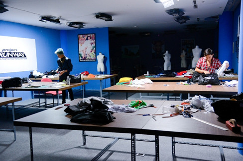 Hoàng Minh và Bá Tùng thu dọn đồ đạc để rời cuộc thi