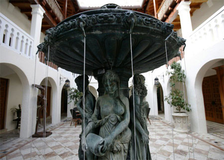 Sân nhà có những đài phun nước tuyệt đẹp