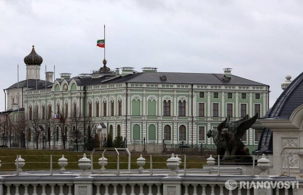 Chính quyền nước cộng hòa Tatarstan đã quyết định treo cờ rủ để tưởng niệm những nạn nhân của vụ tai nạn máy bay. (Ảnh: RIA Novosti)