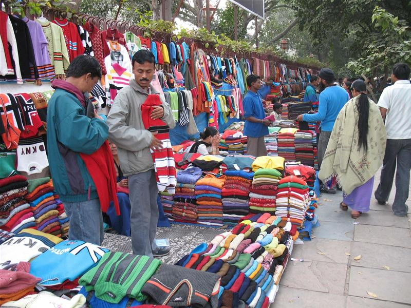 Chợ vải trên hè phố New Delhi. Ảnh: Đại Phượng