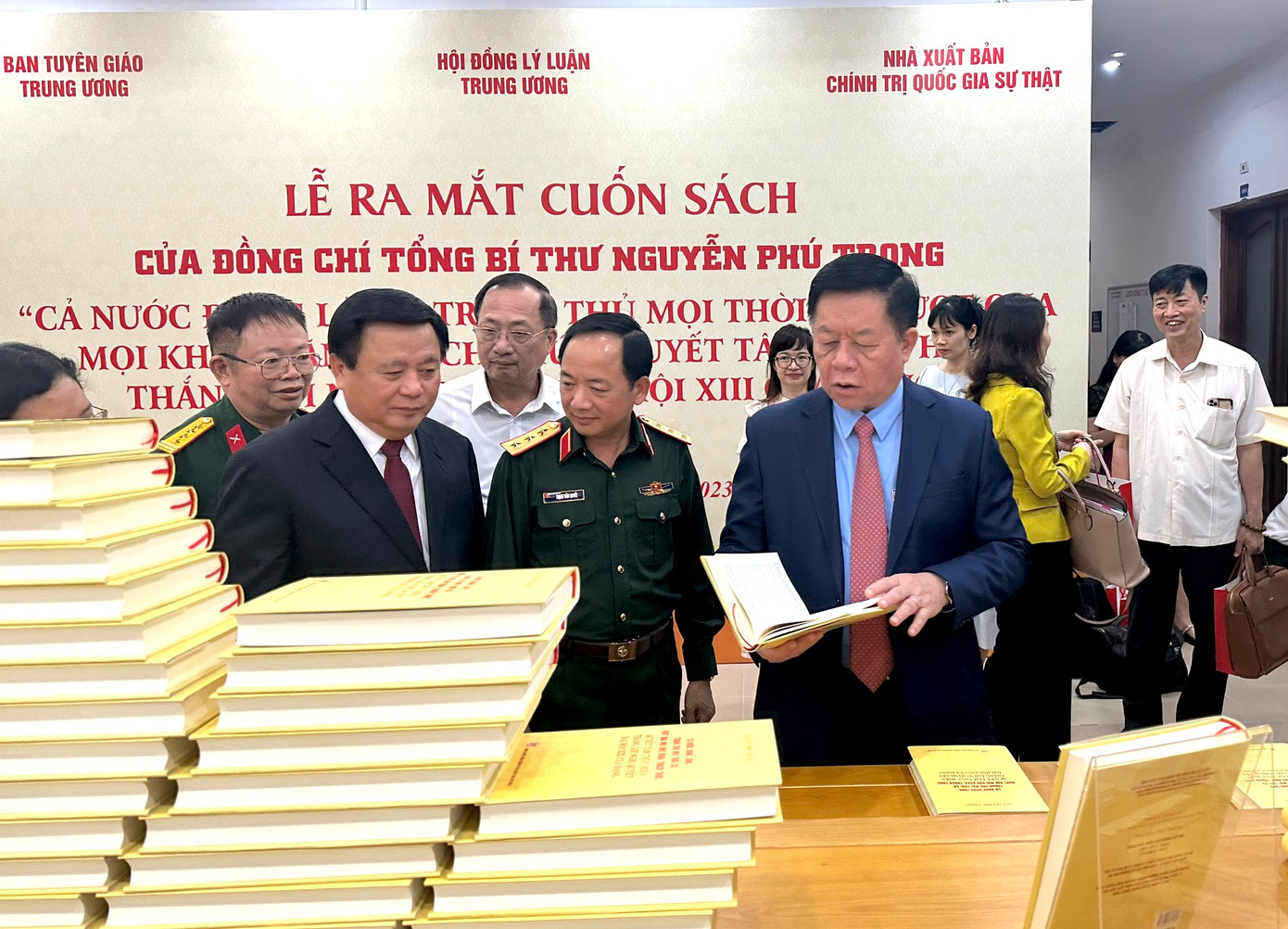 Cuốn sách của Tổng Bí thư Nguyễn Phú Trọng có ý nghĩa đặc biệt to lớn, là cẩm nang với những định hướng chiến lược, những chỉ đạo hoạt động thực tiễn sâu sát. Ảnh TA