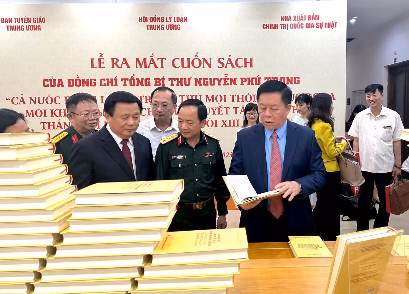 Cuốn sách của Tổng Bí thư Nguyễn Phú Trọng có ý nghĩa đặc biệt to lớn, là cẩm nang với những định hướng chiến lược, những chỉ đạo hoạt động thực tiễn sâu sát. Ảnh TA Cuốn sách của Tổng Bí thư Nguyễn Phú Trọng có ý nghĩa đặc biệt to lớn, là cẩm nang với những định hướng chiến lược, những chỉ đạo hoạt động thực tiễn sâu sát. Ảnh TA