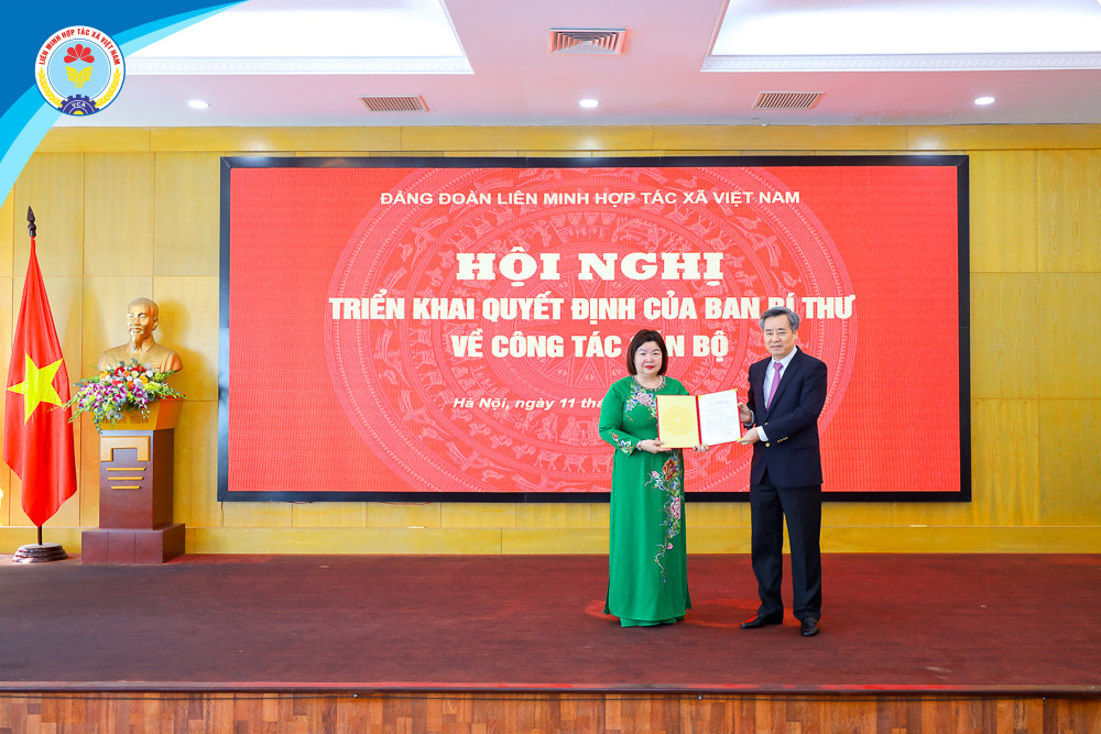 Ông Nguyễn Quang Dương, Phó Trưởng Ban Tổ chức Trung ương trao quyết định của Ban Bí thư cho bà Cao Xuân Thu Vân Ông Nguyễn Quang Dương, Phó Trưởng Ban Tổ chức Trung ương trao quyết định của Ban Bí thư cho bà Cao Xuân Thu Vân