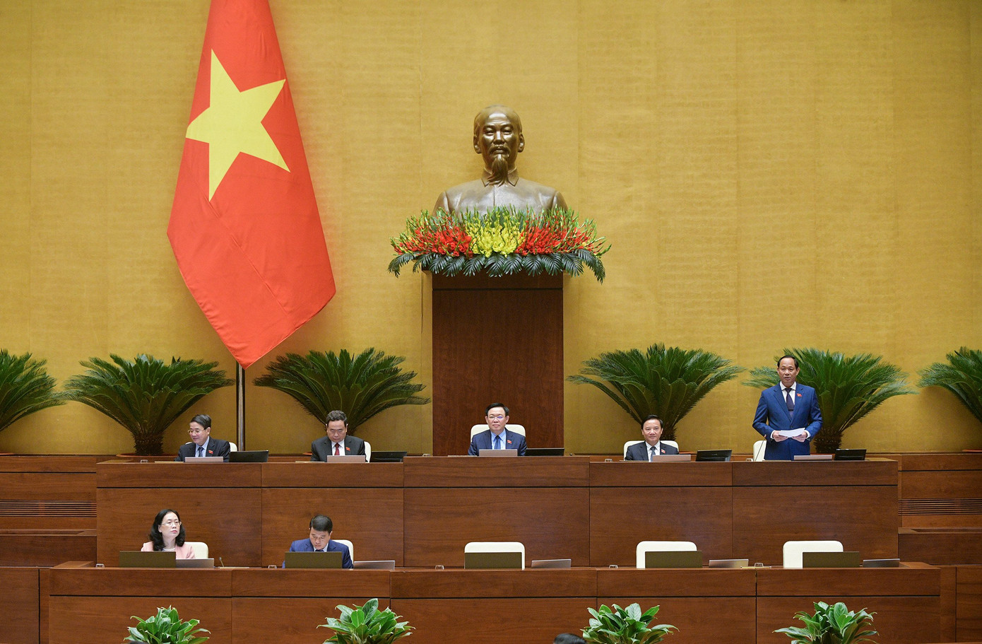 Phó Chủ tịch Quốc hội Trần Quang Phương điều hành phiên họp