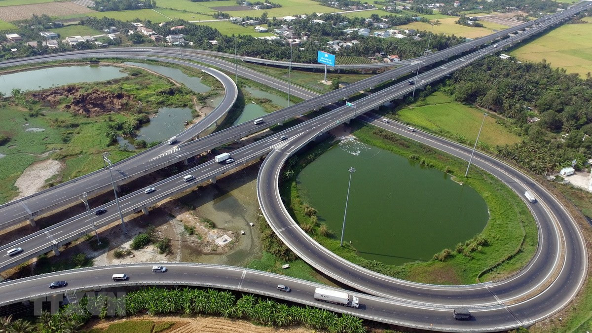 Theo các đại biểu Quốc hội, đầu tư cho phát triển hạ tầng giao thông là “một mũi tên trúng nhiều đích”