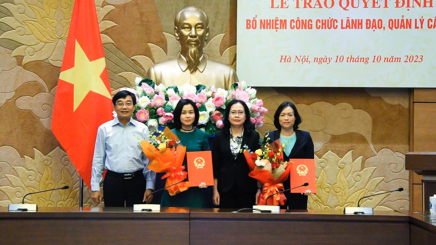 Phó Tổng thư ký Quốc hội Nguyễn Thị Thúy Ngần trao các quyết định bổ nhiệm. (Ảnh: Quốc hội)