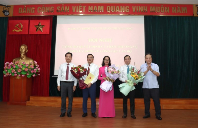 Lãnh đạo Đảng uỷ Khối chúc mừng các nhân sự nhận nhiệm vụ mới. Ảnh: ĐUK Lãnh đạo Đảng uỷ Khối chúc mừng các nhân sự nhận nhiệm vụ mới. Ảnh: ĐUK