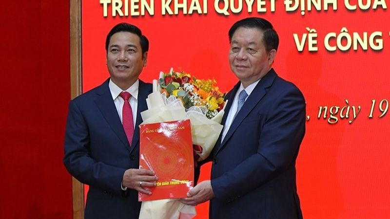 Trưởng Ban Tuyên giáo Trung ương Nguyễn Trọng Nghĩa trao quyết định bổ nhiệm cho ông Nguyễn Công Dũng. Ảnh HH