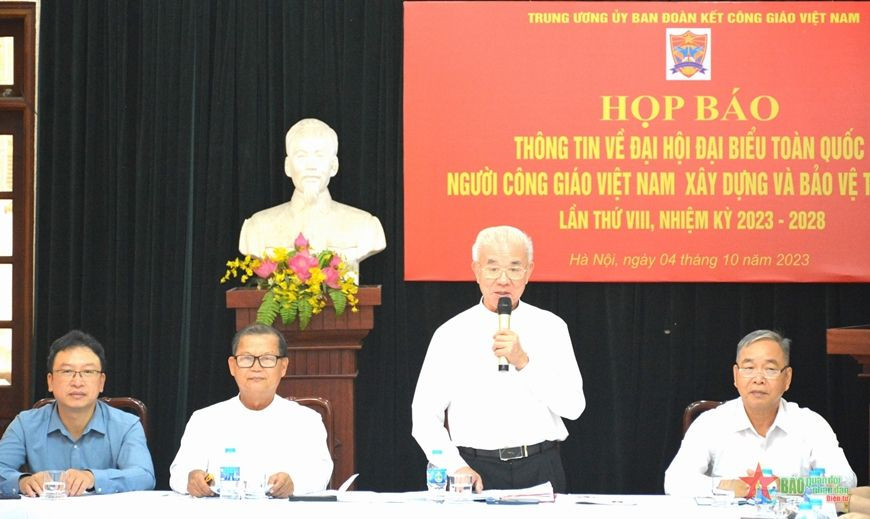 Linh mục Trần Xuân Mạnh chủ trì cuộc họp báo. Ảnh: QĐND Linh mục Trần Xuân Mạnh chủ trì cuộc họp báo. Ảnh: QĐND