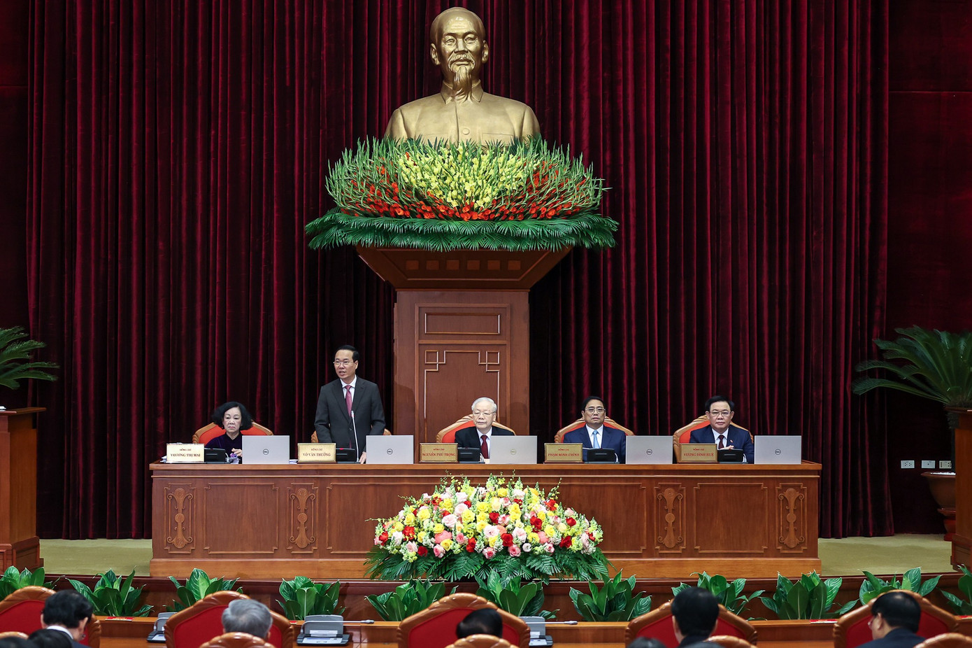 Chủ tịch nước Võ Văn Thưởng, thay mặt Bộ Chính trị điều hành thảo luận về Đề án Tổng kết 10 năm thực hiện Nghị quyết Trung ương 8 khoá XI về Chiến lược bảo vệ Tổ quốc trong tình hình mới. (Ảnh chụp phiên khai mạc Hội nghị Trung ương 8).