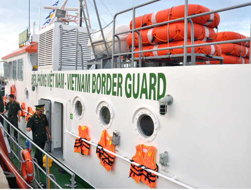 Trên trần tàu còn có nhiều bè phao, mỗi bè đủ chỗ bám trụ cho khoảng 6 người gặp nạn trên biển