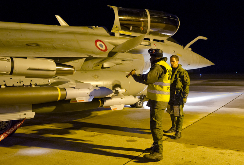 “Chúng tôi thường xuyên thực hiện các cuộc không kích. Chúng tôi tấn công vào ban đêm và hiện vẫn đang tiếp tục. Điều tương tự sẽ xảy ra vào ngày mai”,- Bộ trưởng quốc phòng Pháp Jean-Yves Le Drian tuyên bố trong một bài phát biểu trên truyền hình vào ngày 13 tháng Giêng