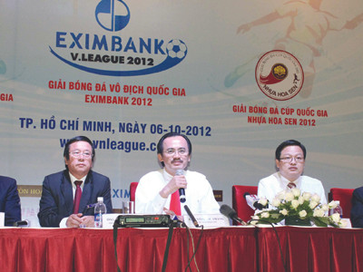 Nóng đến mức Chủ tịch VPF Võ Quốc Thắng phải xoa dịu. Ảnh Tường Vũ