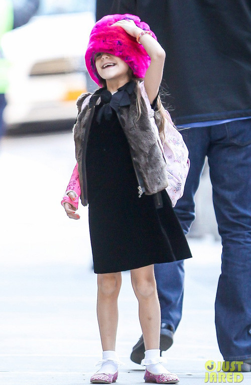 Suri Cruise điệu đà đến trường với mũ và giày hồng. Chiếc mũ lông đáng yêu của cô bé khiến nhiều fan thích thú, chưa kể phần bó bột ở tay Suri cũng được 