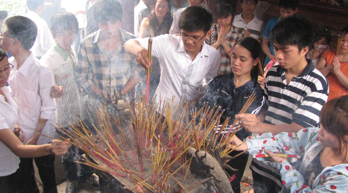 Đua nhau cắm hương. Ảnh: Trường Phong