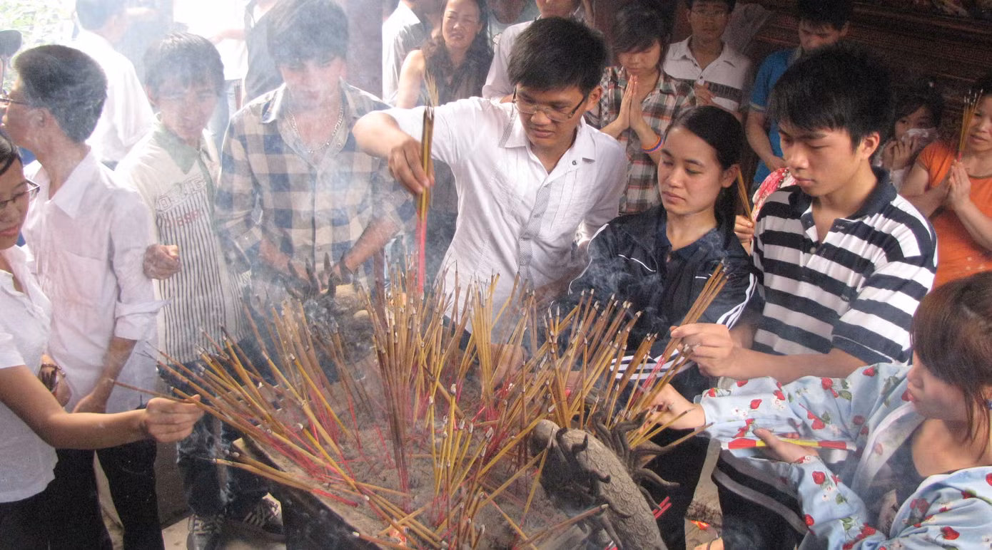 Đua nhau cắm hương. Ảnh: Trường Phong