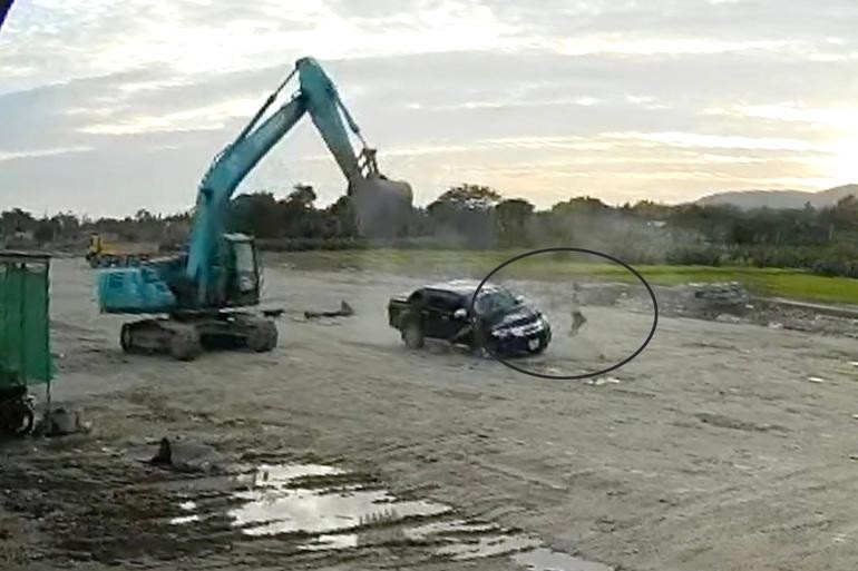 Anh Lộc (vòng tròn đen) bung cửa xe thoát nạn trong gang tấc (Ảnh cắt từ clip).