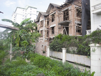 Chủ nhân của những biệt thự tiền tỷ không có đường vào nhà