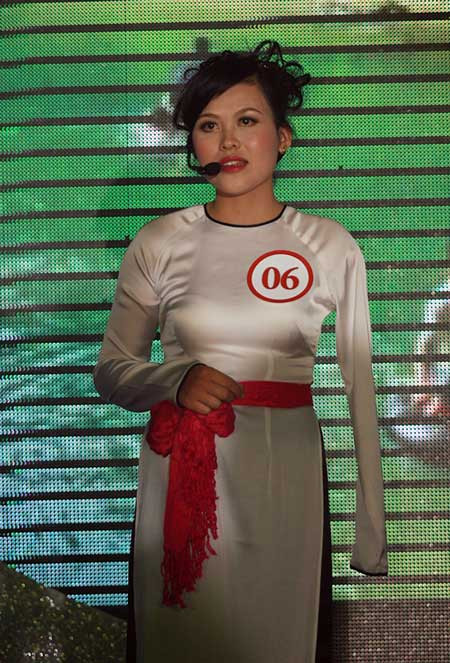 Trần Ngọc Linh (Quảng Bình) thể hiện bài thơ Qua đèo Ngang