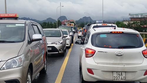 Ba xe đâm nhau ở Hải Phòng, nạn nhân văng từ cầu xuống đất ảnh 2