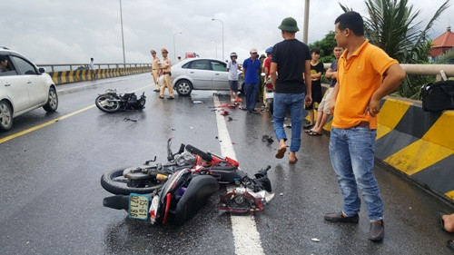 Ba xe đâm nhau ở Hải Phòng, nạn nhân văng từ cầu xuống đất ảnh 1