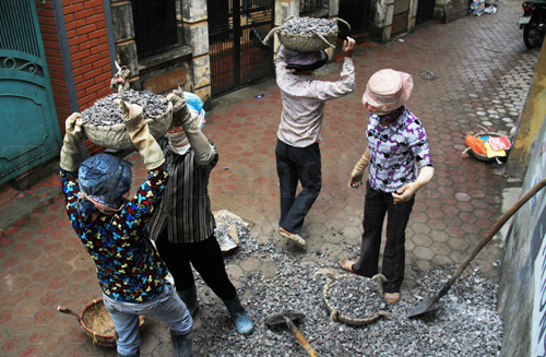 Những người phụ nữ làm nghề đội bê tông ở Hà Nội. Hầu hết các chị đều trạc 45 - 50 tuổi. Cá biệt, nhiều người 60 hoặc hơn 60 tuổi vẫn đi làm. Ảnh: Trường Phong