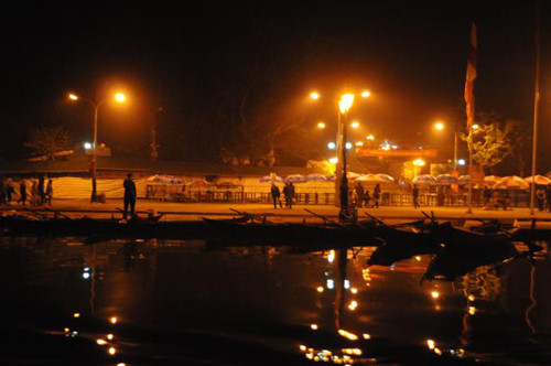 Các đò cập bến vào Hương Tích từ tờ mờ sáng