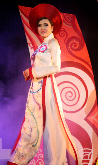 Thướt tha áo dài trên sân khấu