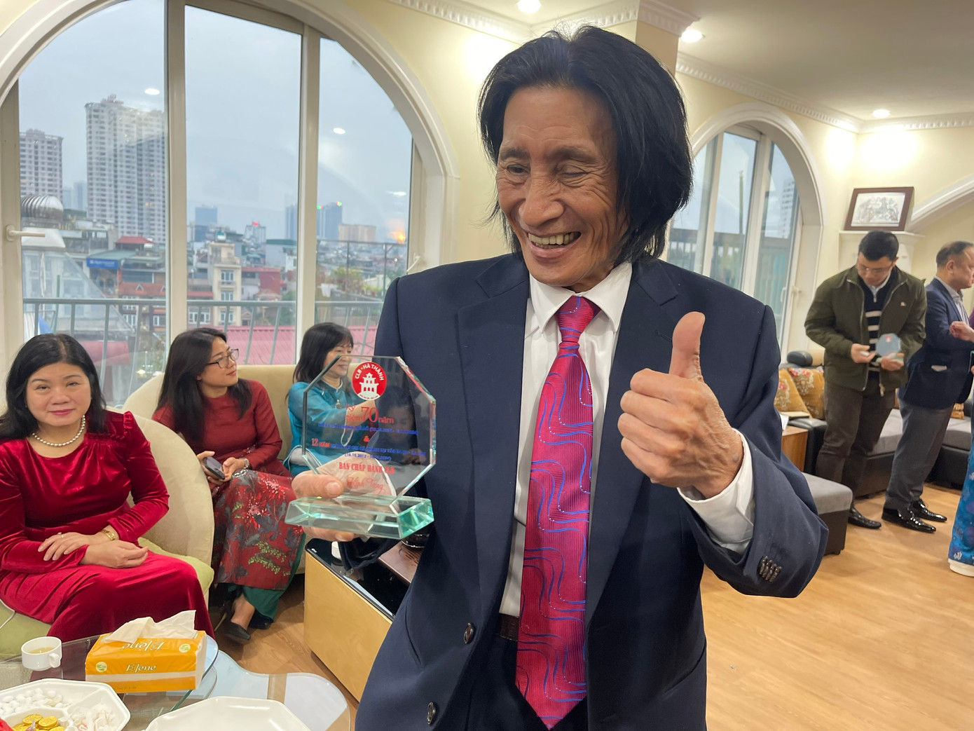 Ông Lê Thanh Bình đón nhận Kỷ niệm chương của Câu lạc bộ Hà thành tại Ba Lan.