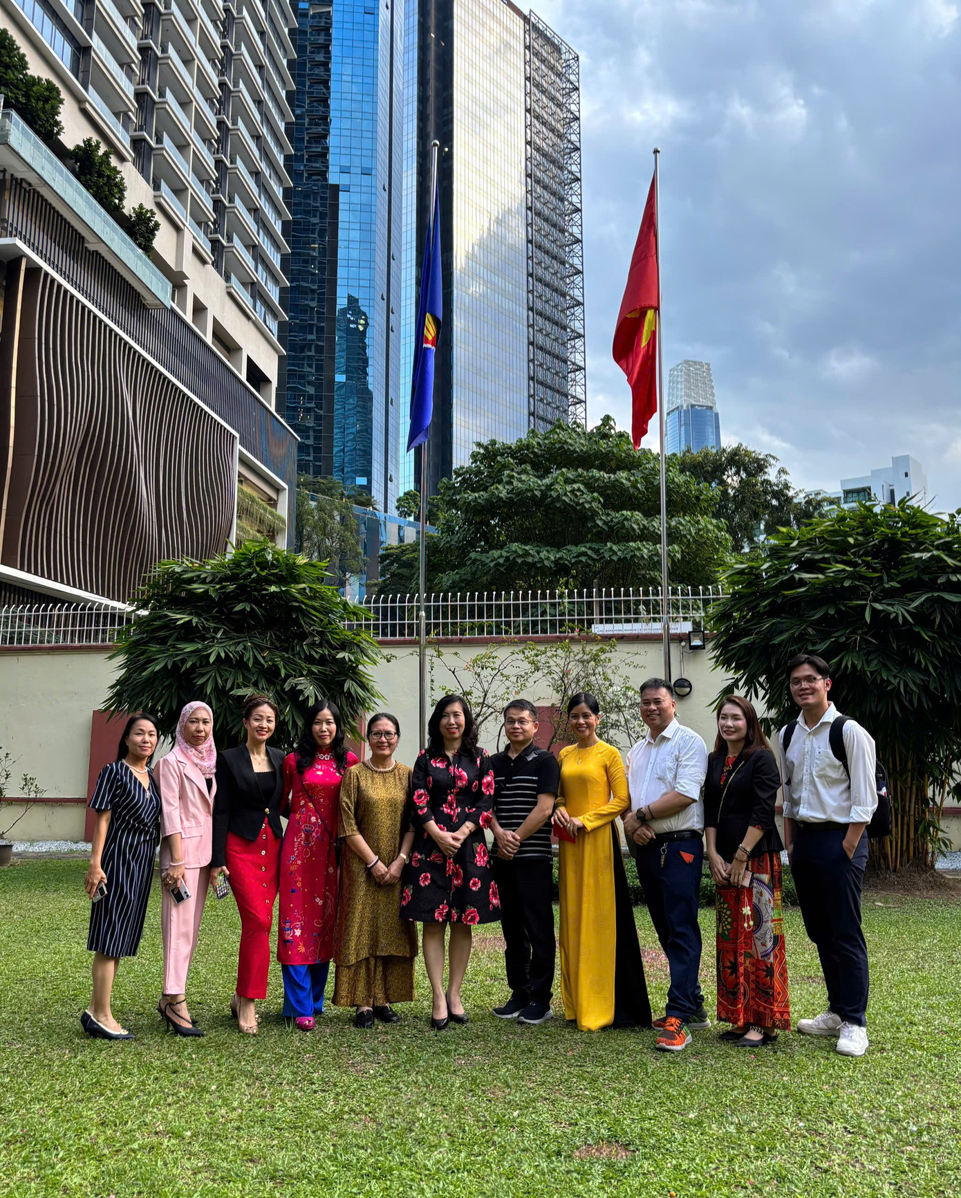 Thứ trưởng Lê Thị Thu Hằng gặp và làm việc với đại diện các hội đoàn tại Malaysia