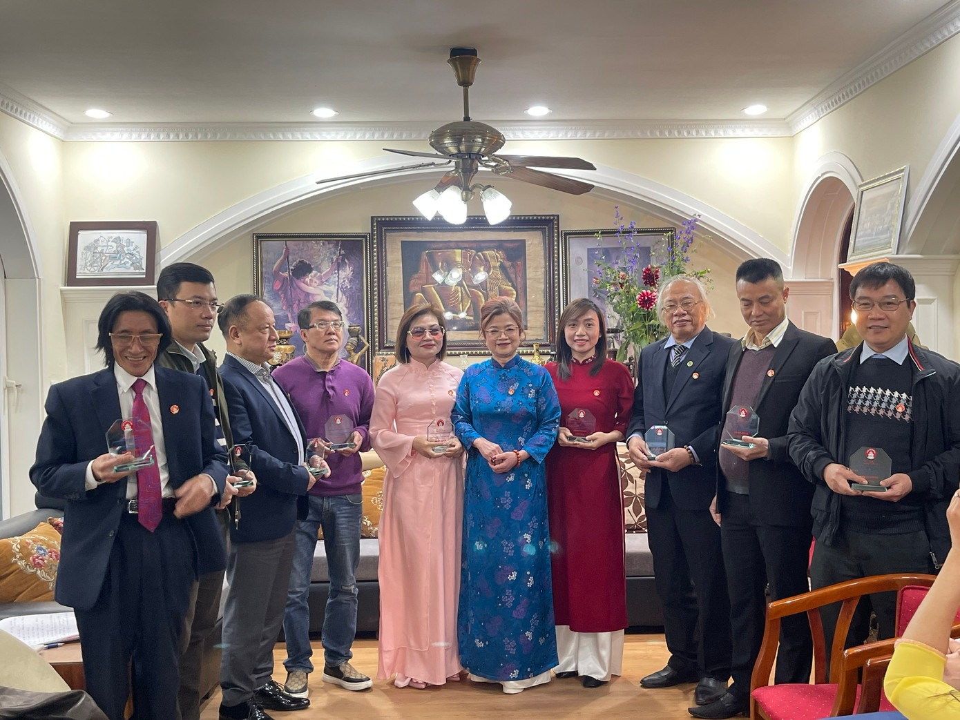 Bà Nguyễn Kim Dung (giữa) trao Kỷ niệm chương tặng những thành viên tích cực của câu lạc bộ tại Hà Nội.