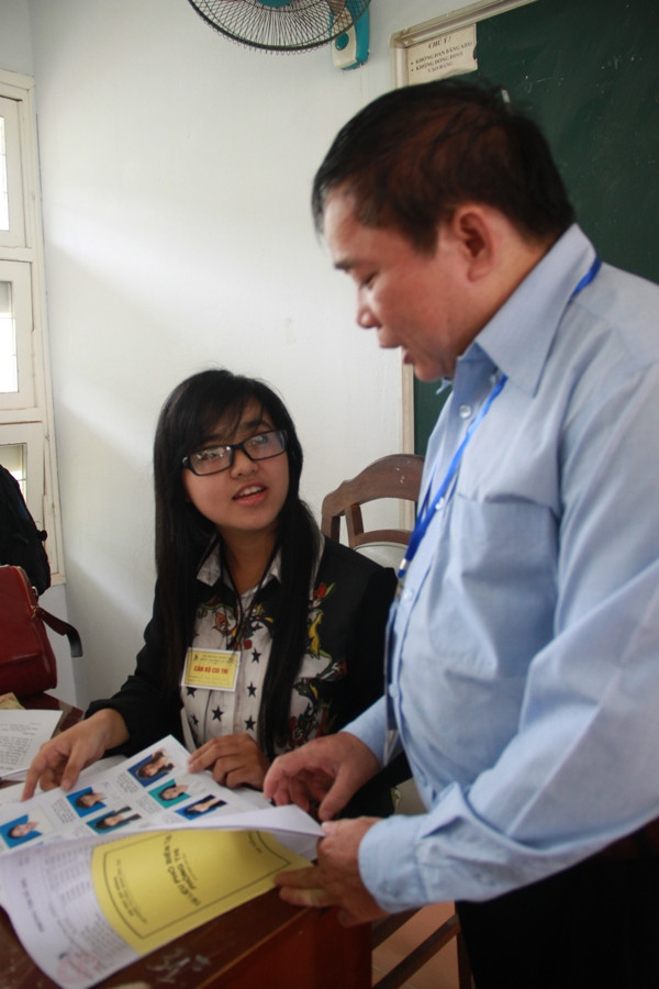 Thứ trưởng Ga nhắc nhở cán bộ coi thi việc kiểm tra danh sách ảnh và thí sinh dự thi