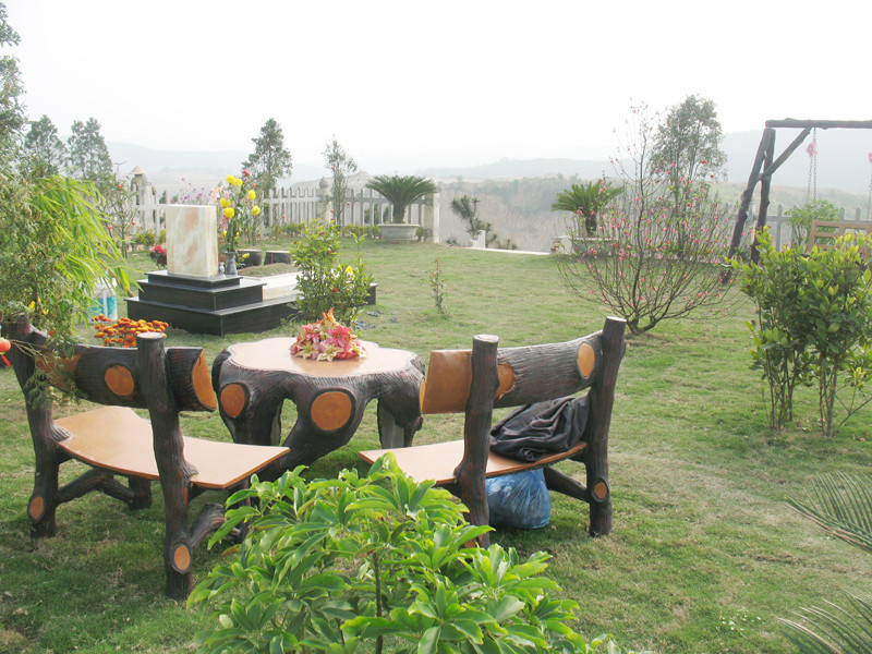 Một góc khu mộ trong công viên nghĩa trang Lạc Hồng Viên. Một góc khu mộ trong công viên nghĩa trang Lạc Hồng Viên