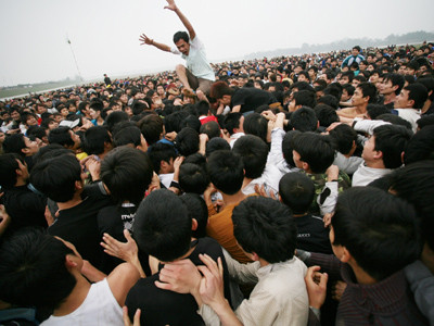 Người tham gia cướp Phết khó tránh khỏi cảnh xô xát trong đám đông này