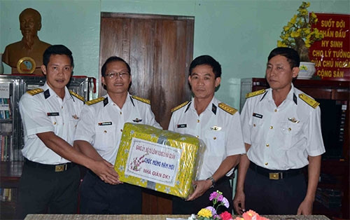 Lãnh đạo Vùng 2 Hải quân tặng quà Tết cho nhà giàn DK1/18. Lãnh đạo Vùng 2 Hải quân tặng quà Tết cho nhà giàn DK1/18