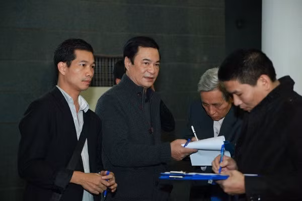 Đạo diễn Khải Hưng vận động các nghệ sĩ ký tên trình lên các cấp hội đồng xét đặc cách truy phong danh hiệu NSƯT cho cố nghệ sĩ Văn Hiệp . Đạo diễn Khải Hưng vận động các nghệ sĩ ký tên trình lên các cấp hội đồng xét đặc cách truy phong danh hiệu NSƯT cho cố nghệ sĩ Văn Hiệp