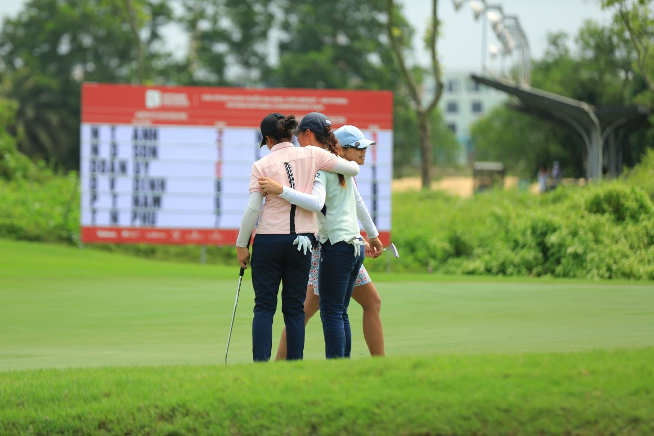 Chúc An và Gia Hân rất thân thiết cả trên sân golf lẫn ngoài đời thường. Ảnh: Như Ý