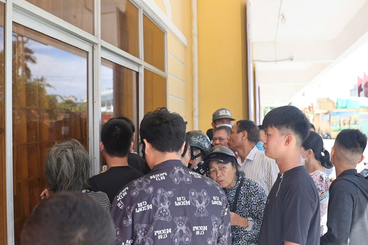 Trước giờ bóng lăn, bất chấp thời tiết nắng nóng, hàng dài cổ động viên xếp hàng chờ mua vé trận tranh Siêu Cúp bóng đá Quốc gia - Cúp THACO 2023/2024. Trước giờ bóng lăn, bất chấp thời tiết nắng nóng, hàng dài cổ động viên xếp hàng chờ mua vé trận tranh Siêu Cúp bóng đá Quốc gia - Cúp THACO 2023/2024.