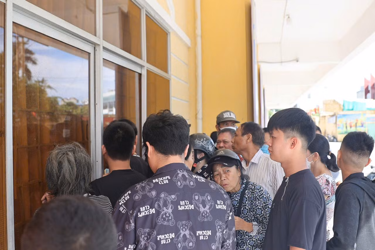 Trước giờ bóng lăn, bất chấp thời tiết nắng nóng, hàng dài cổ động viên xếp hàng chờ mua vé trận tranh Siêu Cúp bóng đá Quốc gia - Cúp THACO 2023/2024.