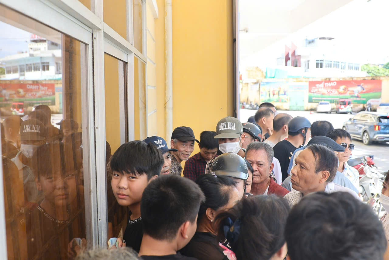 Vì thế, người hâm mộ bóng đá Việt Nam, đặc biệt là người dân địa phương rất háo hức mong chờ được chứng kiến cuộc đọ sức giữa Thép Xanh Nam Định và Đông Á Thanh Hoá. Vì thế, người hâm mộ bóng đá Việt Nam, đặc biệt là người dân địa phương rất háo hức mong chờ được chứng kiến cuộc đọ sức giữa Thép Xanh Nam Định và Đông Á Thanh Hoá.