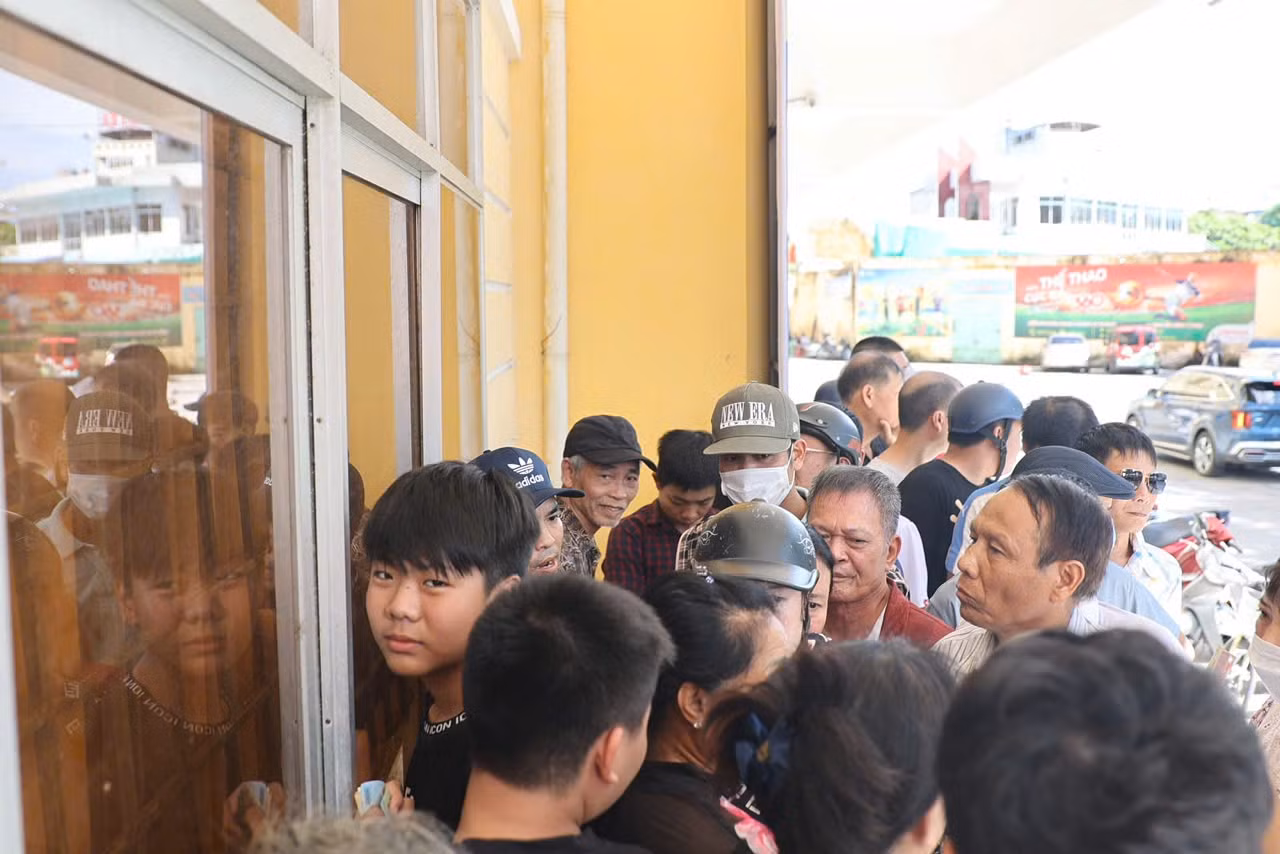 Vì thế, người hâm mộ bóng đá Việt Nam, đặc biệt là người dân địa phương rất háo hức mong chờ được chứng kiến cuộc đọ sức giữa Thép Xanh Nam Định và Đông Á Thanh Hoá.
