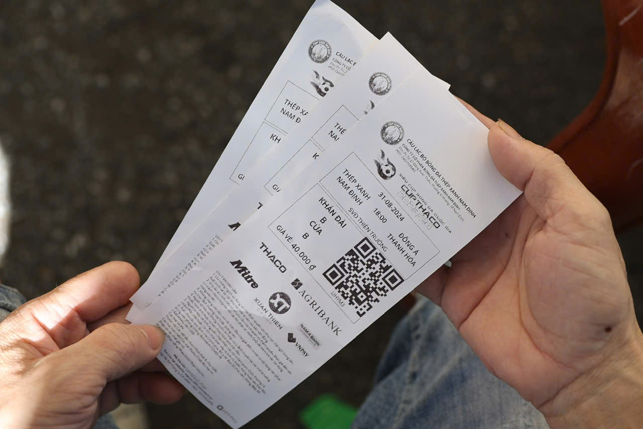 Ban tổ chức bắt đầu mở bán vé từ 15h00 ngày 30/8 tại khán đài A3. Vé có 3 mệnh giá gồm 10.000 đồng, 40.000 đồng và 80.000 đồng. Ban tổ chức bắt đầu mở bán vé từ 15h00 ngày 30/8 tại khán đài A3. Vé có 3 mệnh giá gồm 10.000 đồng, 40.000 đồng và 80.000 đồng.