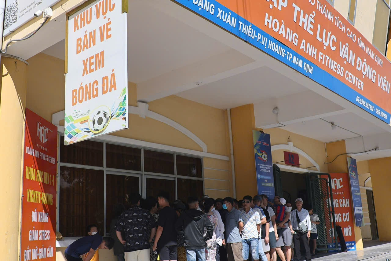 Theo điều lệ, trận tranh siêu cúp sẽ thi đấu trong 90 phút, nếu hai đội hòa nhau sẽ đá luân lưu 11m để xác định đội chiến thắng mà không đấu hiệp phụ. Đội vô địch được nhận cúp, bảng danh vị, huy chương và giải thưởng 300 triệu đồng, đội còn lại nhận 200 triệu đồng. Giải thưởng cho cầu thủ ghi bàn thắng đầu tiên là 10 triệu đồng và Cầu thủ xuất sắc nhất trận đấu được 10 triệu đồng. Theo điều lệ, trận tranh siêu cúp sẽ thi đấu trong 90 phút, nếu hai đội hòa nhau sẽ đá luân lưu 11m để xác định đội chiến thắng mà không đấu hiệp phụ. Đội vô địch được nhận cúp, bảng danh vị, huy chương và giải thưởng 300 triệu đồng, đội còn lại nhận 200 triệu đồng. Giải thưởng cho cầu thủ ghi bàn thắng đầu tiên là 10 triệu đồng và Cầu thủ xuất sắc nhất trận đấu được 10 triệu đồng.