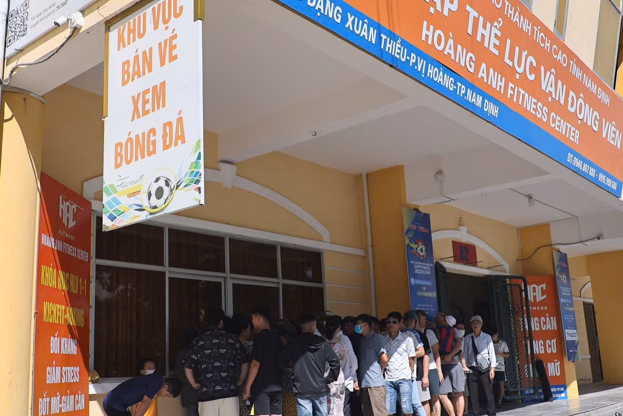 Theo điều lệ, trận tranh siêu cúp sẽ thi đấu trong 90 phút, nếu hai đội hòa nhau sẽ đá luân lưu 11m để xác định đội chiến thắng mà không đấu hiệp phụ. Đội vô địch được nhận cúp, bảng danh vị, huy chương và giải thưởng 300 triệu đồng, đội còn lại nhận 200 triệu đồng. Giải thưởng cho cầu thủ ghi bàn thắng đầu tiên là 10 triệu đồng và Cầu thủ xuất sắc nhất trận đấu được 10 triệu đồng.